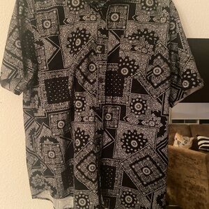 Black/White Geometric Men's Shirt❤️
Bundle items with a ❤️ to save on ship’s